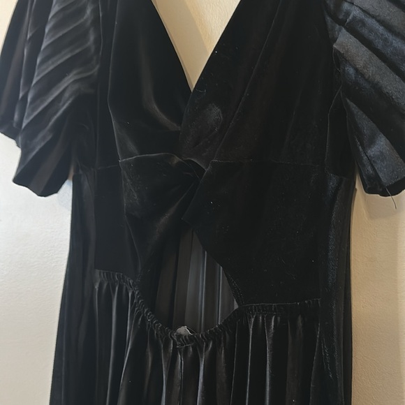 ASOS DESIGN twist back pleated empire waist velvet maxi dress in Black - Picture 12 of 14